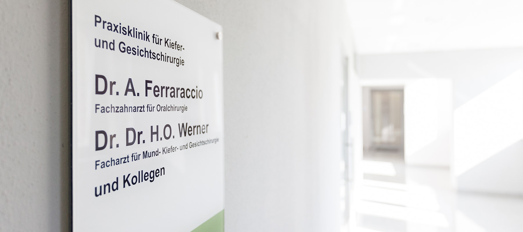 Firmenschild der Praxisklinik für Kiefer-und Gesichtschirurgie