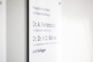 Praxisschild der Praxisklinik für Kiefer- und Gesichtschirurgie Bruchsal