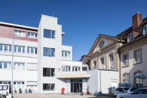 Außenansicht der Praxisklinik im Postcenter