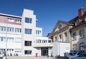 Außenansicht der Praxisklinik im Postcenter